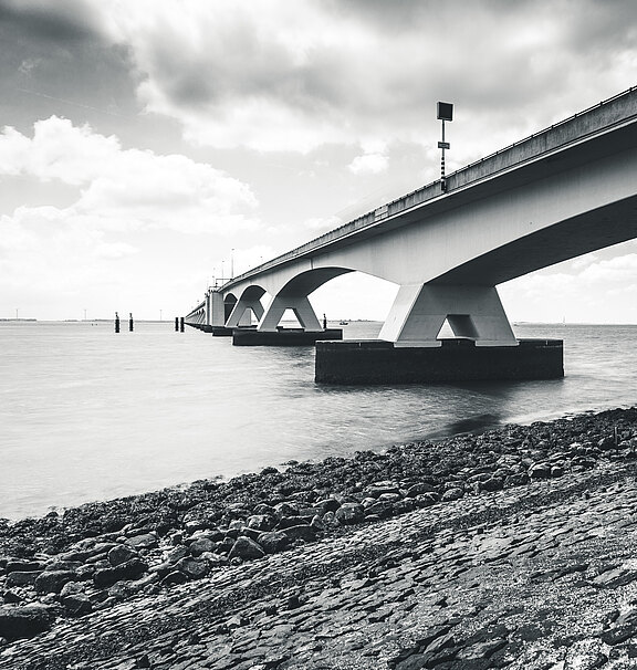 Der Blick vom Wasser, mit einer Brücke auf der rechten Seite.